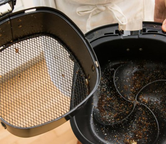 how do i clean an air fryer 4