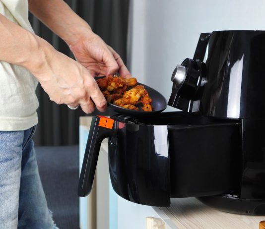 Right,Hand,Putting,The,Fried,Chicken,Into,The,Tray,Of